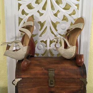 BORN size 8 Gladiator Elegant Cream Strappy Women's Heels